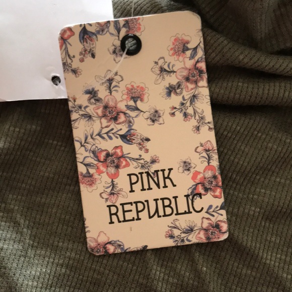 ⭐️Flowy tank top with key hole opening NWT⭐️ - Picture 9 of 9